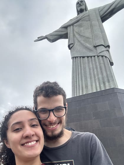 Theo viajó a Río de Janeiro para conocer la ciudad de Amanda