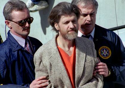 Theodore "Ted" Kaczynski escoltado hacia el exterior de una corte federal en Helena, Montana, en 1996
