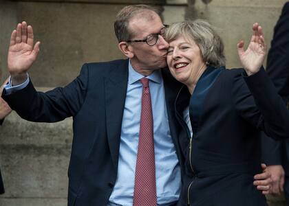 Theresa May, acompañada de su marido, Philip, ayer, en la entrada de Westminster