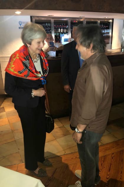 Theresa May ingresa al restaurante Happening, de Puerto Madero