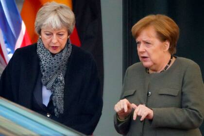 Theresa May y Angela Merkel se despiden tras la visita de la británica a Berlín con el objetivo de discutir la posibilidad de prolongar la fecha de salida de Gran Bretaña de la UE.