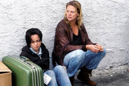 Theron junto a Christina Ricci en una escena de Monster