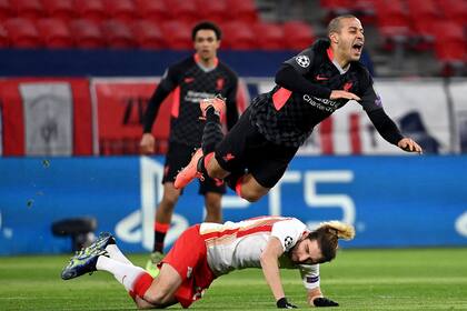 Thiago Alcántara vuela por el aire