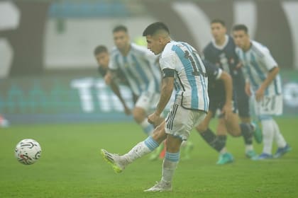 Thiago Almada, capitán y goleador de la Argentina, anota el 2-2 parcial; con Paraguay tuvo pasajes en los que fue el eje ofensivo y también errores que provocaron dos goles de los guaraníes 