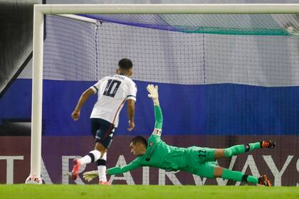 Thiago Almada falló un penal a los 6 minutos; el habilidoso volante remató al poste derecho, adonde también se había dirigido Gabbarini