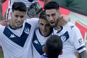 Thiago Almada, figura y autor de dos goles, en el centro de los festejos