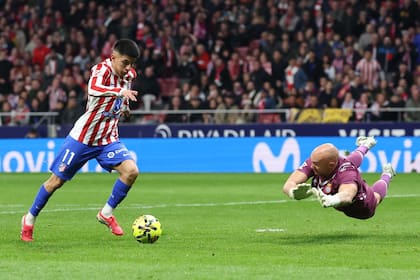 Thiago Almada gambetea al arquero de Espanyol y su definición será despejada sobre la línea por un defensor; el atacante tiene una oferta de Palmeiras, pero quiere continuar en Europa.