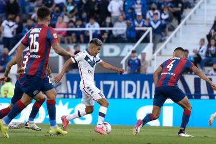Thiago Almada gambetea entre rivales de San Lorenzo; Vélez se impuso bien en Liniers