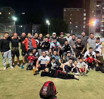 Thiago Almada jugó un partido con sus amigos en "Fuerte Apache" este martes