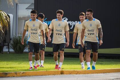 Thiago Almada, Julián Álvarez, Gonzalo Montiel y Lautaro Martínez: sonrisas de sábado a la tarde en una práctica en Ezeiza; tres de ellos están en duda para el martes.