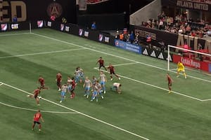 El golazo de Thiago Almada en la MLS: volea desde la puerta del área y ovación