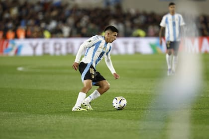 Thiago Almada recibió la camiseta número 10 de Lionel Messi, pero está en duda por una molestia muscular