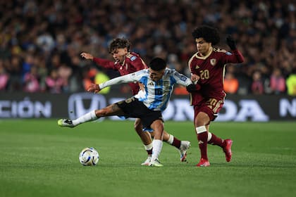 Thiago Almada se fue reemplazado