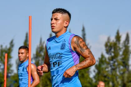 Thiago Almada, un campeón del Mundo en Qatar 2022 que jugará el Preolímpico; es el capitán del equipo dirigido por Javier Mascherano.