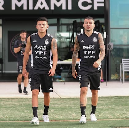 Thiago Almada y Ángel Correa, juntos en un entrenamiento de la selección argentina; ambos fueron convocados de urgencia