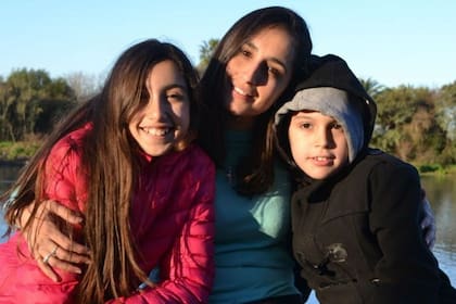 Thiago con su hermana de 13 años y su mamá Rocío Dusek