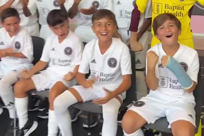 Thiago, el hijo mayor de Lionel Messi, participó en una sesión de fotos de las inferiores de Inter Miami