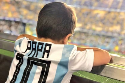 Thiago, el hijo mayor de Messi, en pleno partido.