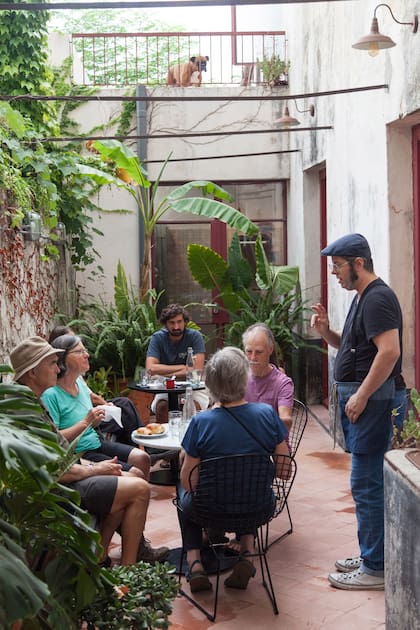 Thiago, en el pasillo de entrada de Albertine, atendiendo a los clientes.
