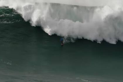 Thiago Jacaré surfeaba la ola hasta perder el equilibrio, en las costas de Nazaré, en Portugal