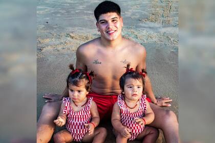 Thiago junto a sus dos hijas