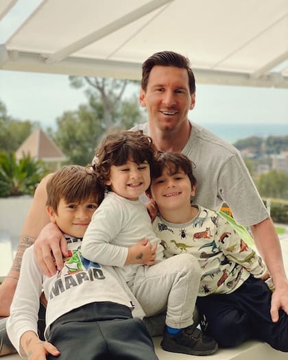 Thiago, Mateo y Ciro con su papá Lionel Messi. Crédito: Instagram