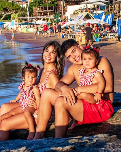 Thiago Medina junto a Daniela Celis y sus dos hijas, Aimé y Laia (Foto: Instagram @thi4go_km)