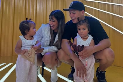 Thiago Medina y Daniela Celis son padres de Aimé y Laia