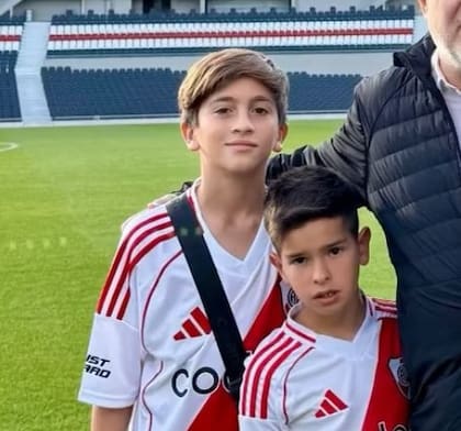 Thiago Messi con la remera de River