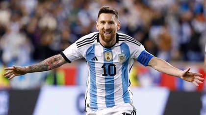 Thiago Messi festejó con un gesto de su padre: los brazos abiertos tras convertir un gol