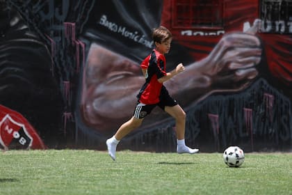 Thiago Messi jugó a la pelota en el predio donde su padre hizo sus primeros pasos en el fútbol (Foto/Instagram: @Newells)
