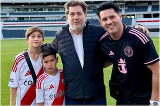 Thiago Messi visitó la cancha de River y se sacó fotos con la camiseta del Millonario