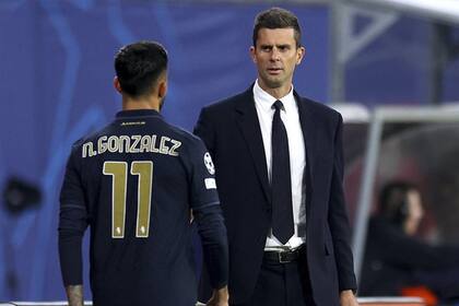 Thiago Motta consuela a Nico González, que salió cabizbajo tras su lesión