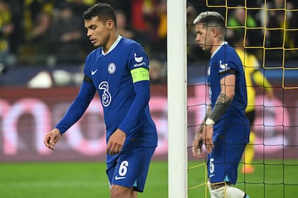 Thiago Silva y Enzo Fernández se lamentan tras el gol de Borussia Dortmund en la Champions