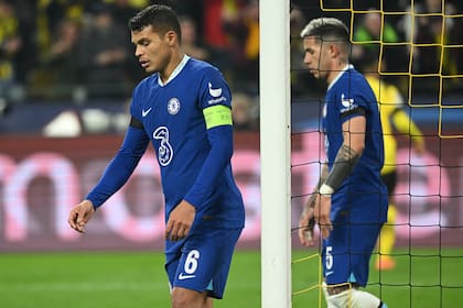 Thiago Silva y Enzo Fernández se lamentan tras la derrota de Chelsea ante Borussia Dortmund