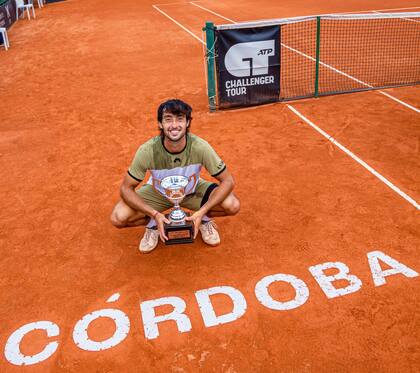 Thiago Tirante, con el trofeo de campeón del Challenger de Córdoba