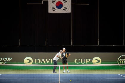 Thiago Tirante, el singlista 1 del equipo argentino, pero debutante en la competencia, escuchando las indicaciones del capitán Javier Frana, en Corea del Sur