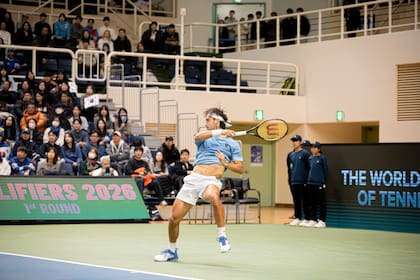 Thiago Tirante pegándole de drive durante la serie de Copa Davis en Busan, donde ganó un partido y perdió el otro