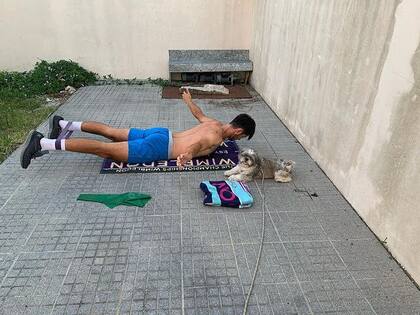 Thiago Tirante y un entrenamiento casero sobre un toallón de Wimbledon