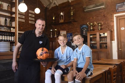 Thiago y Benjamin en el Club Kimberley, donde la parrilla es la estrella