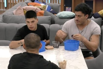 Thiago y Thomas se muestran muy juntos en el juego (Captura video)