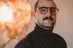 El artista francés que transforma intestinos de animales en esculturas luminosas, objetos y líneas de mobiliario