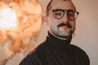 El artista francés que transforma intestinos de animales en esculturas luminosas, objetos y líneas de mobiliario