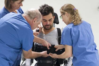 Thibault es atado al exoesqueleto