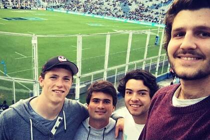 Thibault Flament con amigos de Newman en Vélez, para ver un partido entre los Pumas y los All Blacks