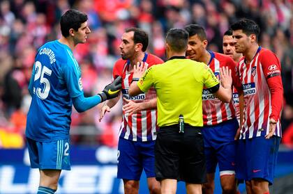 Thibaut Courtois con sus ex compañeros del Atlético