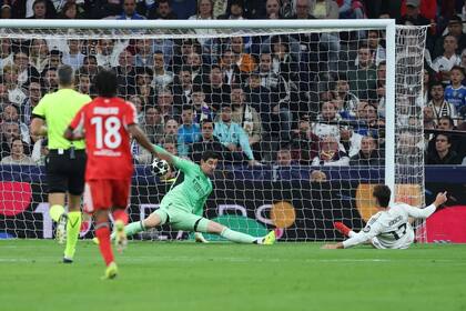 Thibaut Courtois está siendo protagonista también del partido, con buenas atajadas
