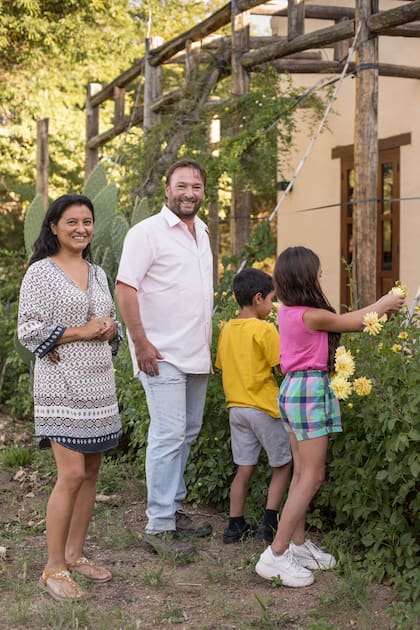 Thibaut y Mónica, junto a sus hijos