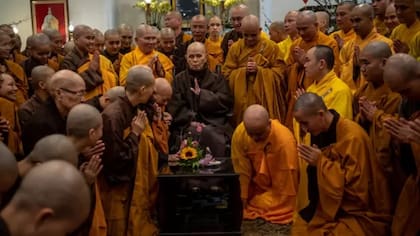 Thich Nhat Hanh visitó el templo donde hizo sus votos a los 16 años, cuando regresó a Vietnam, tras 40 años de exilio