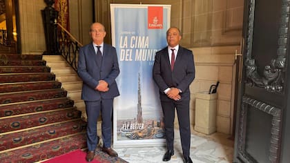 Thierry Aucoc, vicepresidente senior de operaciones comerciales para las Américas de Emirates, y Stephane Perard, director general regional para América Latina